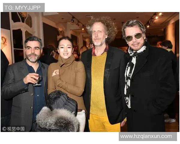 好莱坞明星与足球巨星亲密合影展现跨界魅力与友谊的精彩瞬间